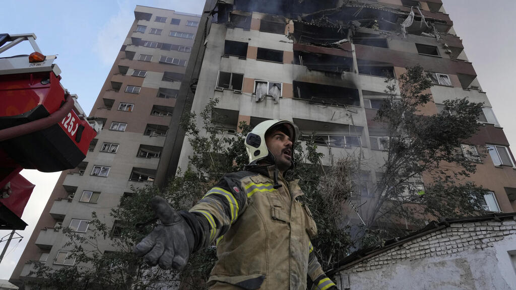 Тегеран, пятница, 13-е июня (Фото: AP Photo/Vahid Salemi) חיל האוויר תוקף בצפון טהרן איראן