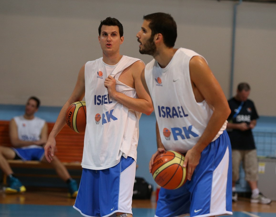 עמרי כספי ושחקני ה-NBA עושים את תל אביב