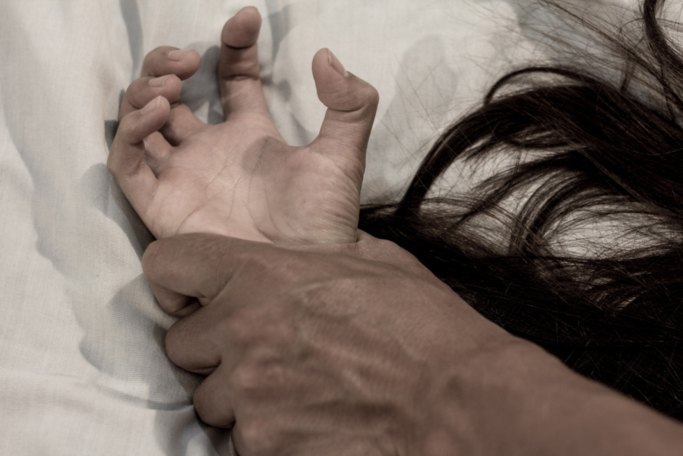 Француз десять лет снимал, как случайные мужчины насилуют его спящую жену - поддоноптом.рф | Новости