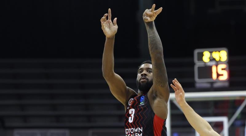 Бней Герцлия сражается с Хапоэль Ю-М в напряжённом матче баскетбольной лиги