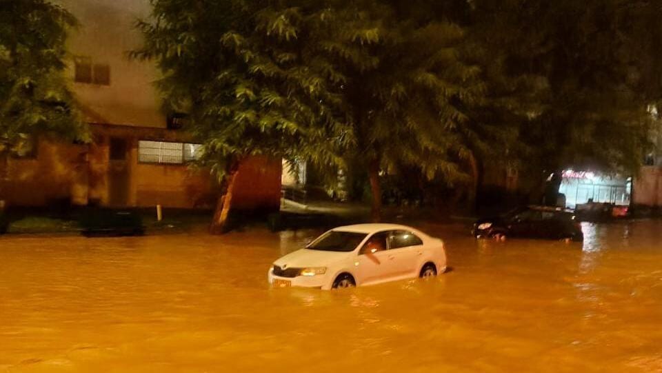 Ночная борьба с наводнением на юге Израиля: в Ашкелоне утонули машины, семеро госпитализированы