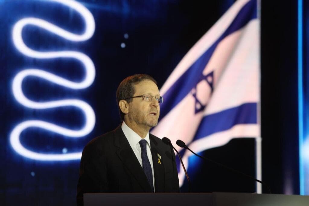 צילום: אלכס קולומויסקי נשיא המדינה, יצחק הרצוג, בטקס אות נשיא המדינה לגבורה אזרחית