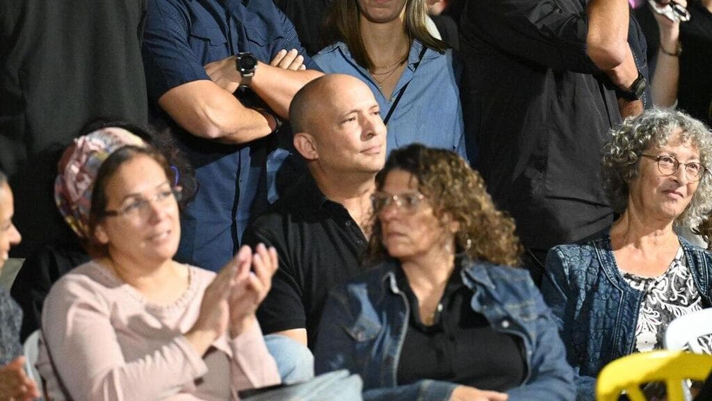 עצרת ״שרים יחד לשובם״ בכיכר החטופים, ובניהם: ראש הממשלה לשעבר נפתלי בנט.