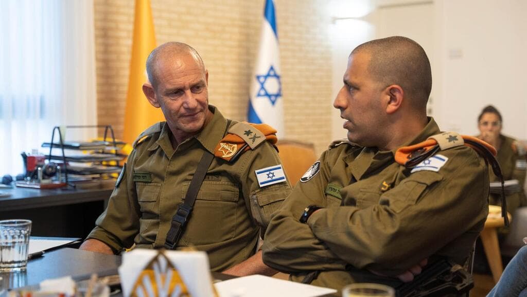 מפקד פקע"ר ומפקד מחוז חיפה (צילום: דובר צה"ל) מפקד פיקוד העורף, אלוף רפי מילוא ומפקד מחוז חיפה, אלוף-משנה דניאל נהרי בביקור בזירת הנפילה בנשר עם ראש עיריית נשר, מר רועי לוי