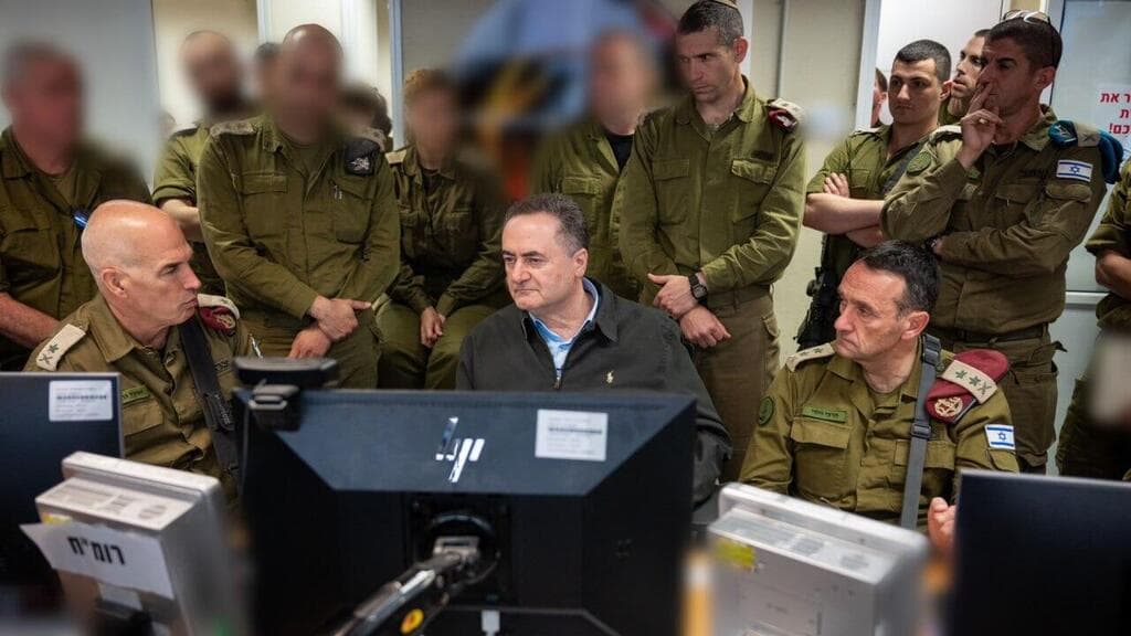 השר ישראל כ"ץ בפיקוד הצפון (צילום: אריאל חרמוני, משרד הביטחון) שר הביטחון ישראל כ"ץ בביקור בפיקוד הצפון ביחד עם הרמטכ"ל רב-אלוף הרצי הלוי ומפקד פיקוד צפון, האלוף אורי גורדין
