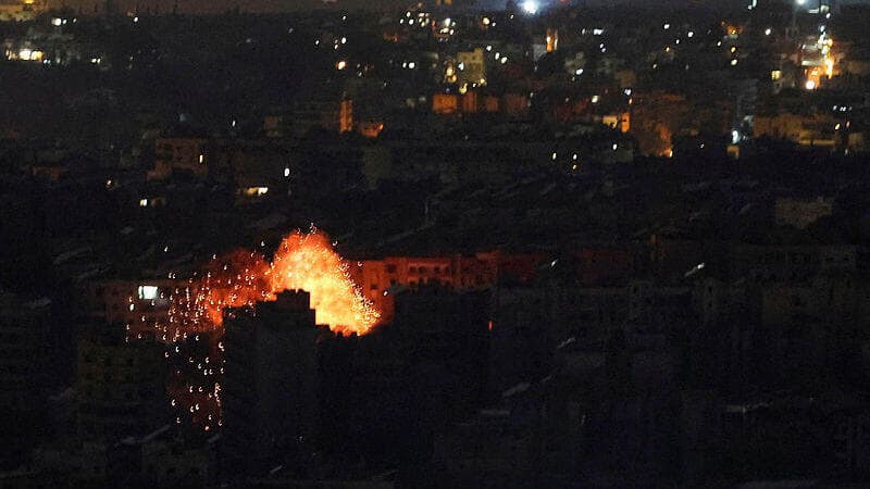 התקיפה הלילית בדאחייה (צילום: REUTERS) תקיפה לילית ברובע הדאחייה בביירות