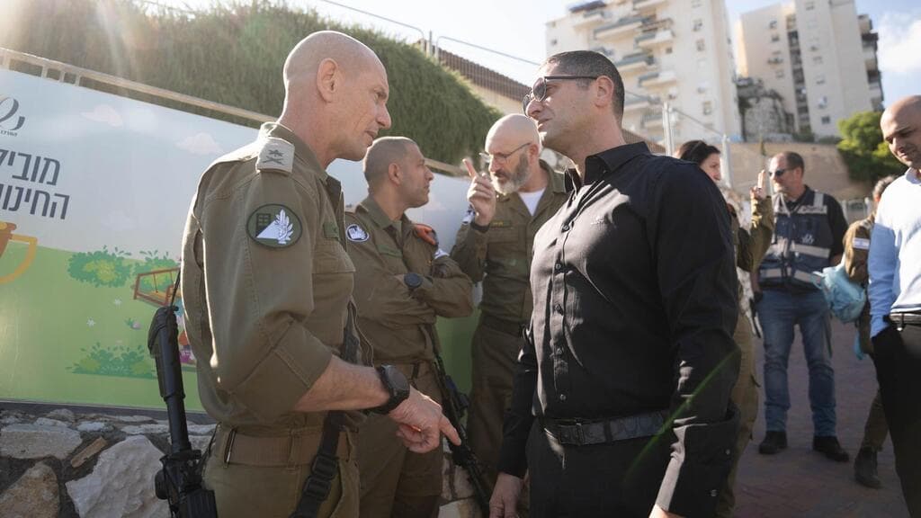 צילום: דובר צה"ל מפקד פיקוד העורף, אלוף רפי מילוא ומפקד מחוז חיפה, אלוף-משנה דניאל נהרי בביקור בזירת הנפילה בנשר עם ראש עיריית נשר, מר רועי לוי