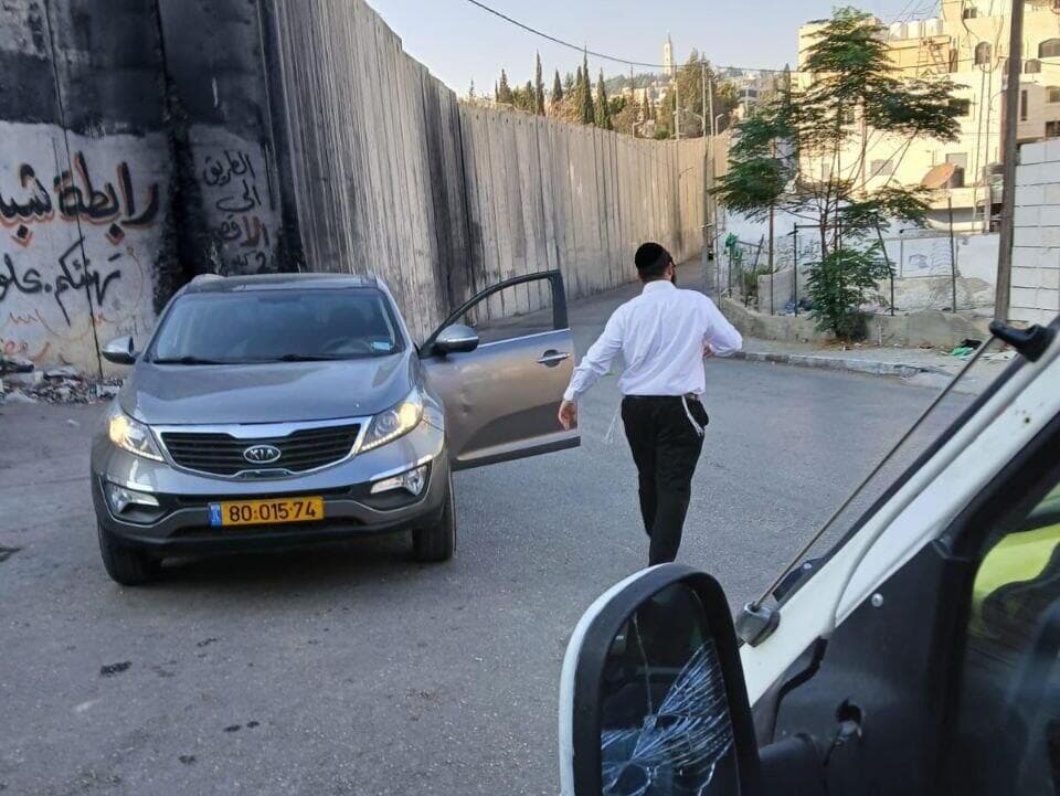 רכב ישראלי שהותקף בעיירה אבו דיס שבמרחב ירושלים