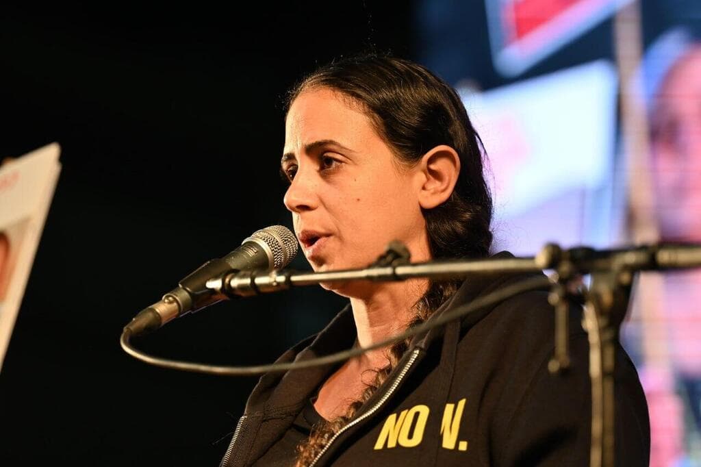 עפרי ביבס לוי, בעצרת הערב בכיכר החטופים (צילום: דוברות מטה משפחות החטופים) עפרי ביבס לוי בעצרת כיכר החטופים