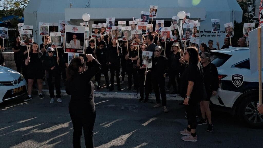 צילום: דר איל מפגינים מלווים את יו״ר ועדת חוץ וביטחון ח״כ יולי אדלשטיין לבית הכנסת במחאה למען השבת החטופים וחתימה על עסקה לשחרורם