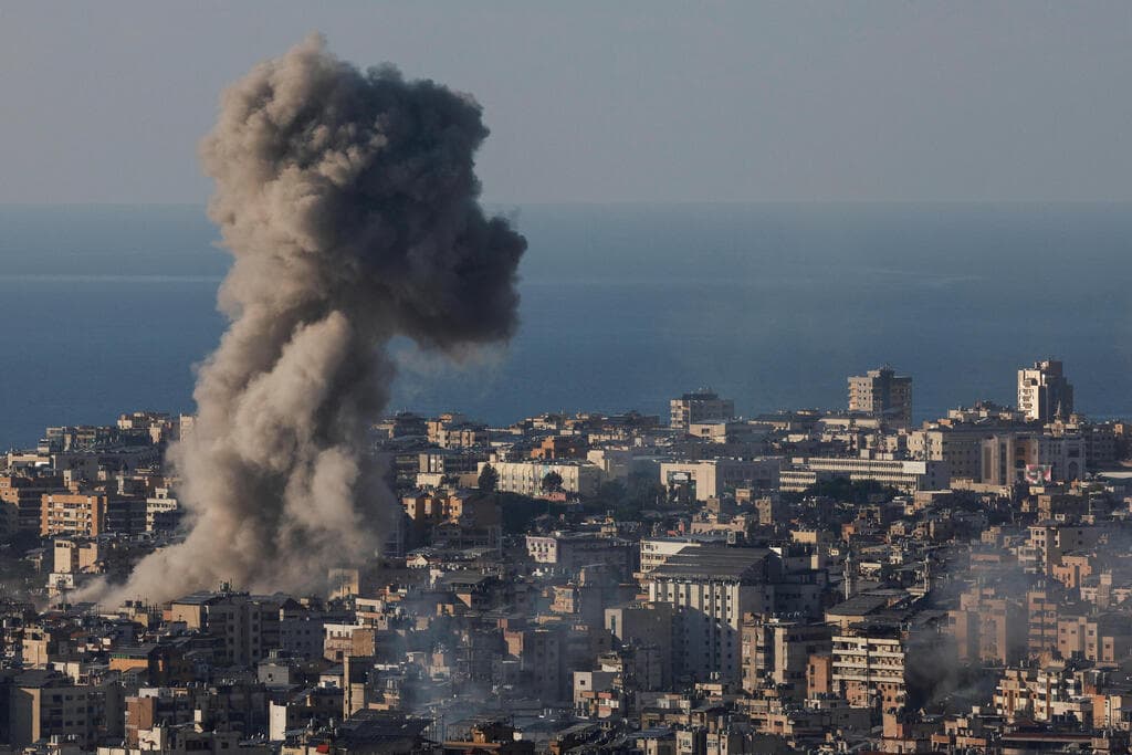 צילום: רויטרס/REUTERS/Thaier Al-Sudani מהתקיפה הקרובה למועצה השיעית אסלאמית העליונה בדאחייה