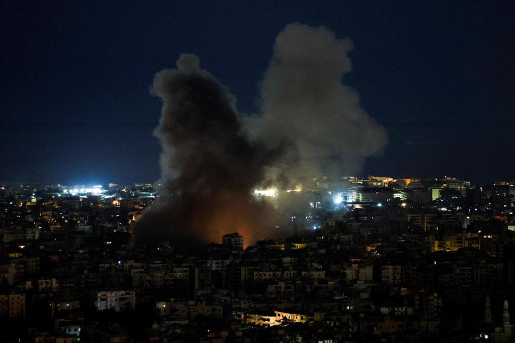 התקיפות הערב בדאחייה (צילום: רויטרס/REUTERS/Thaier Al-Sudani) תקיפות בדאחייה