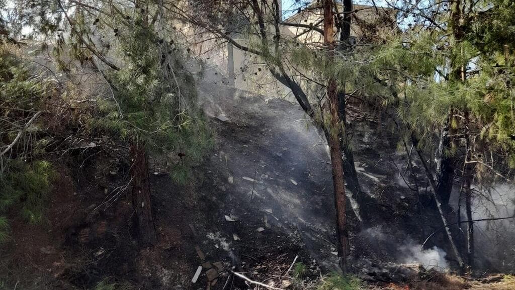 צילום: ביטחון המועצה האזורית מעלה יוסף פגיעת רקטה שנותרה מלבנון במושב יערה