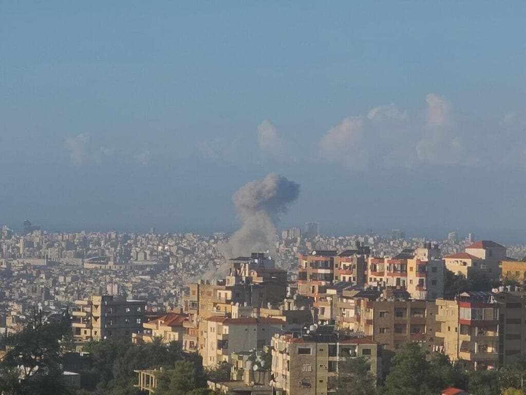 עשן מיתמר אחרי התקיפה בדאחייה תקיפות בדאחייה, ביירות