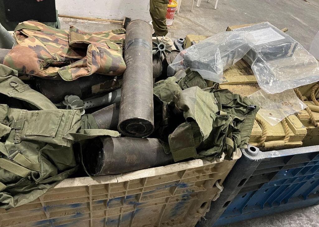 צילום: דובר צה"ל אמצעי הלחימה שאותרו והוחרמו על ידי לוחמי עוצבת הקומנדו בדרום לבנון