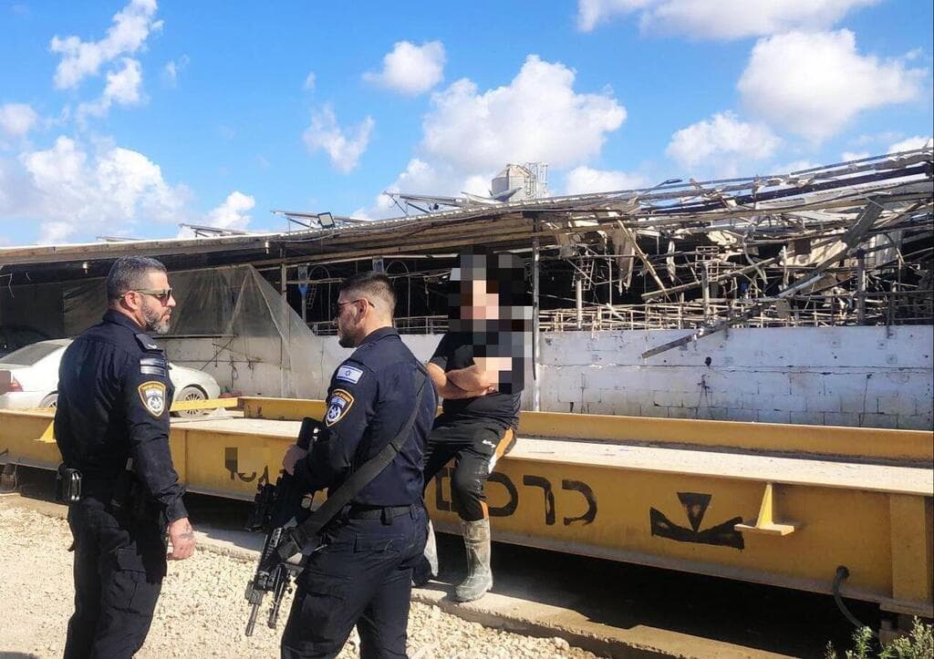 צילום: דוברות המשטרה נפילת רקטה שנורתה מלבנון בשטח חקלאי סמוך לטמרה