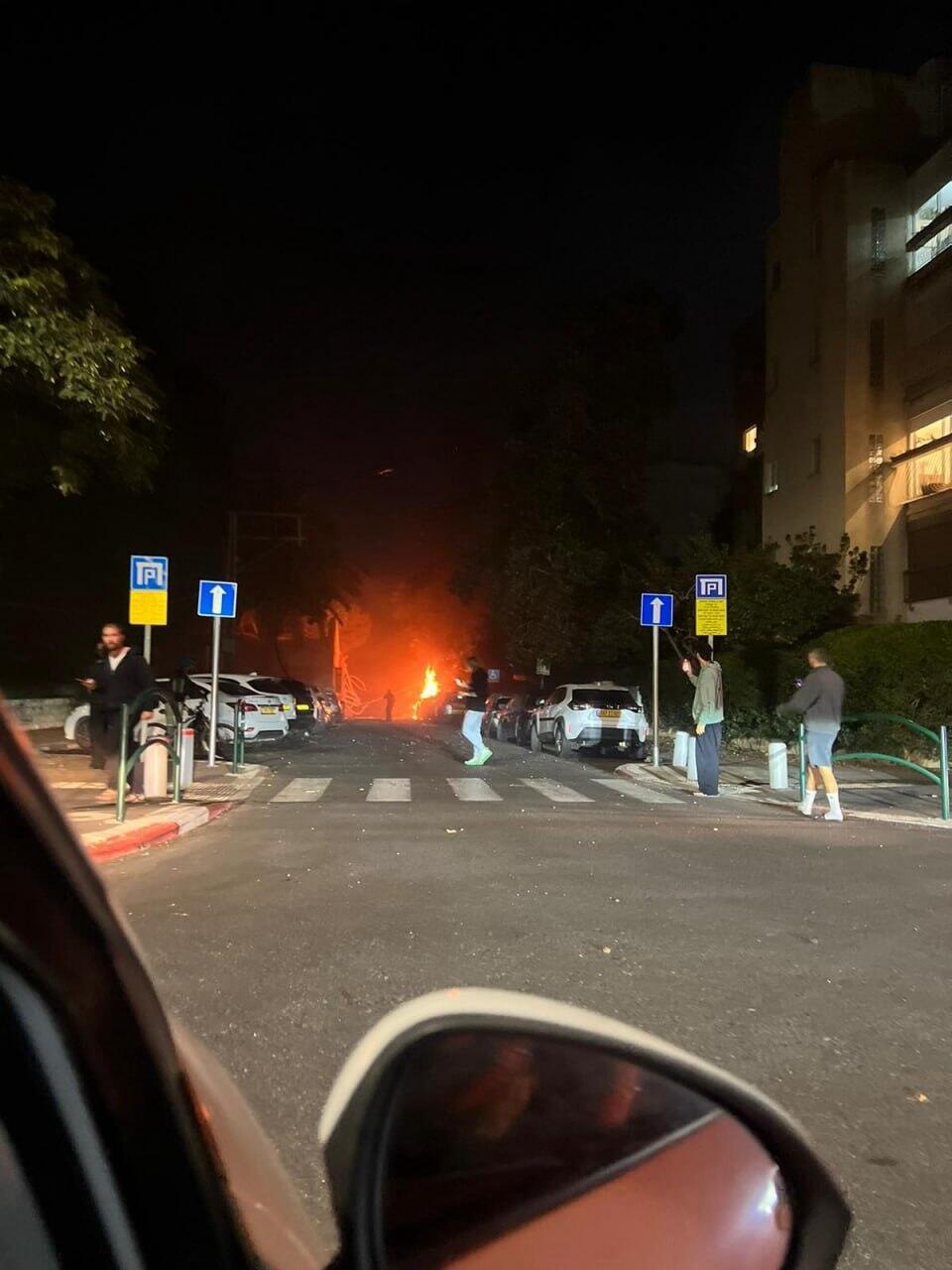 אש באחת מזירות הנפילה בחיפה ( צילום: מיה אלון ) נפילה בחיפה