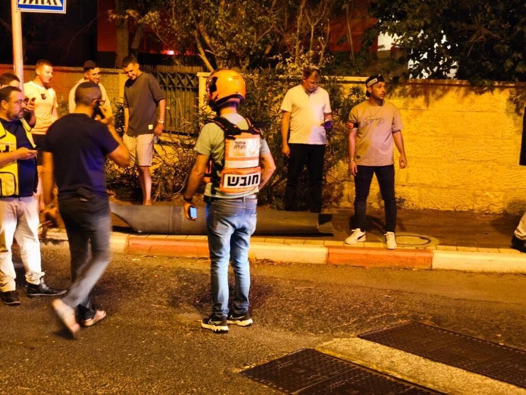 חלק של טיל נפל ברחוב בחיפה (צילום: איחוד הצלה כרמל) חלק מטיל נפל ברחוב חבד בחיפה