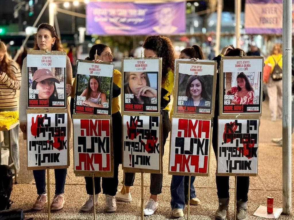 צילום: מחאת התצפיתניות מחאת התצפיתניות בכיכר החטופים, תל אביב