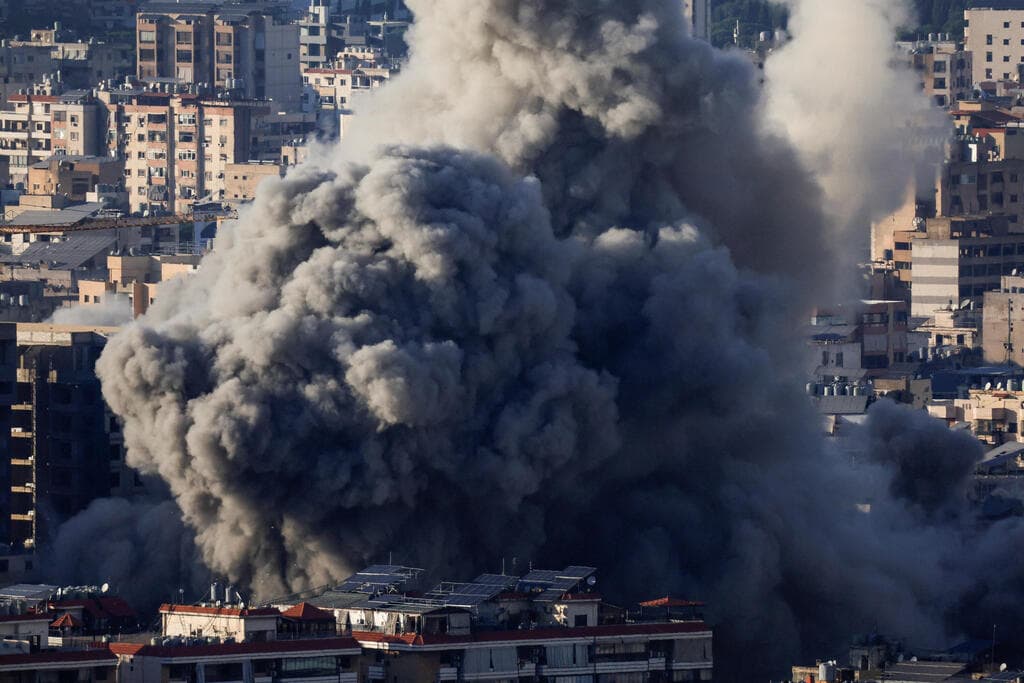 צילום: רויטרס/REUTERS/Thaier Al-Sudani מהתקיפה הקרובה למועצה השיעית אסלאמית העליונה בדאחייה