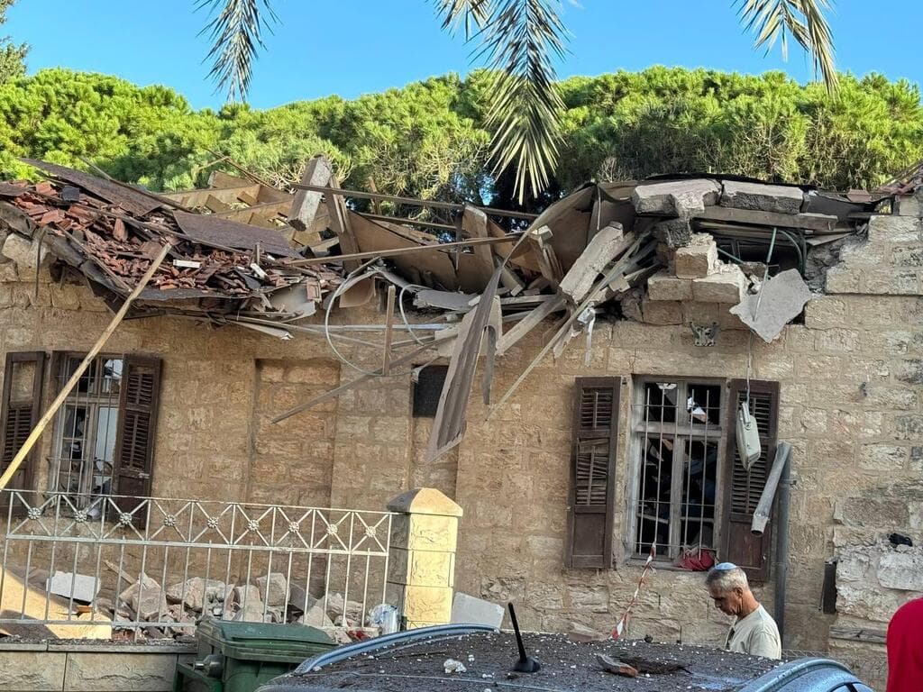נזקי הפגיעה הישירה באזור בית הכנסת 'אבות ובנים' בחיפה