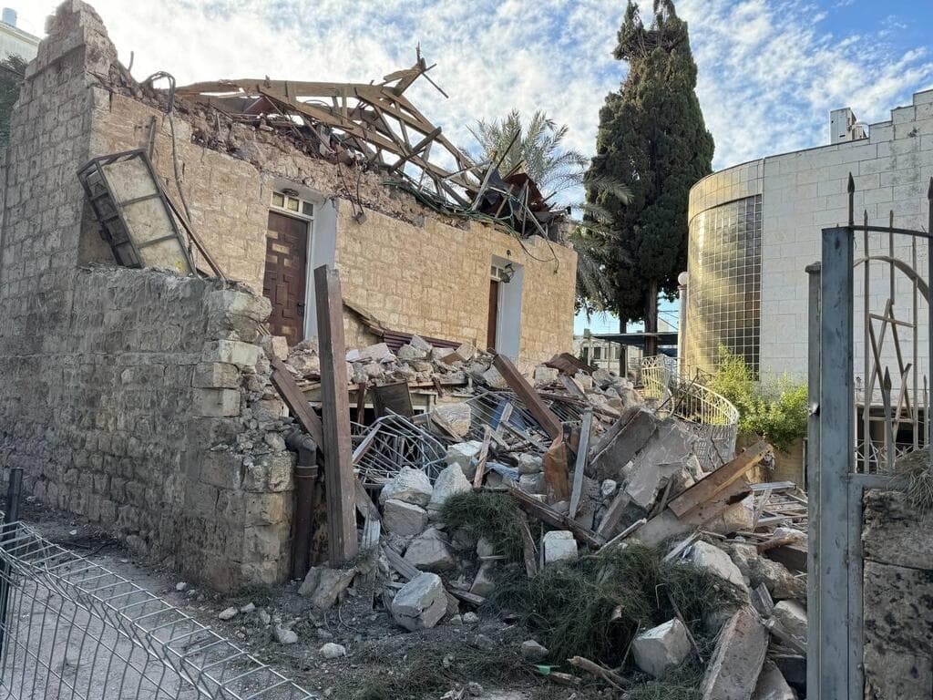 נזקי הפגיעה הישירה באזור בית הכנסת 'אבות ובנים' בחיפה