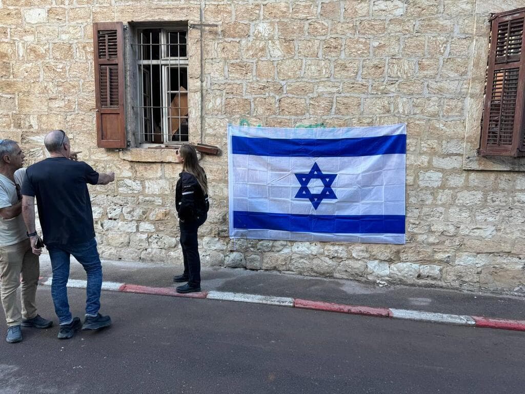 נזקי הפגיעה הישירה באזור בית הכנסת 'אבות ובנים' בחיפה