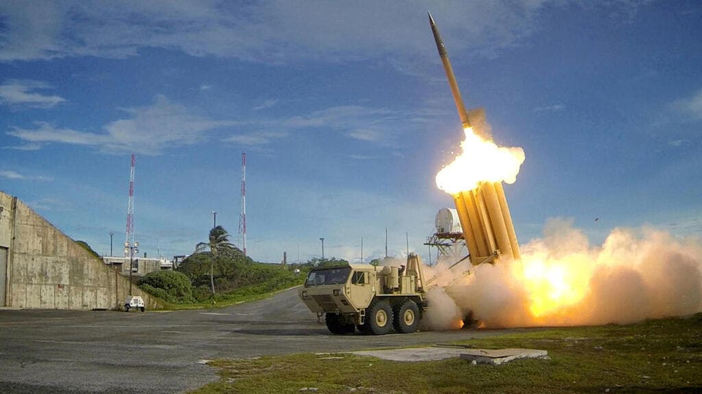 שיגור טיל מיירט ע"י מערכת ההגנה האווירית THAAD (צילום: רויטרס) שיגור טיל מיירט ע"י מערכת ההגנה האווירית THAAD