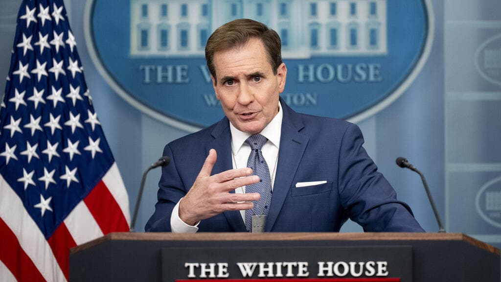 דובר המועצה לביטחון לאומי עם דיסקית החטופים