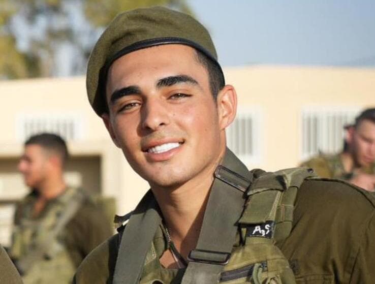  סמל אלמוג שלום, מקיבוץ חמדיה , לוחם בהכשרה בסיירת גבעתי, נפל בקרב בדרום רצועת עזה, בן 19 בנופלו.