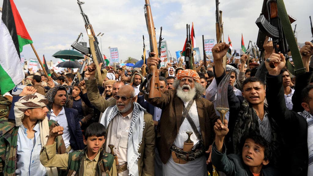 צילום: MOHAMMED HUWAIS / AFP חות'ים מפגינים בתימן