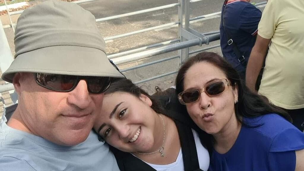 רוני אשל ז"ל ואביה אייל ביום גיוסה לצה"ל (צילום: באדיבות המשפחה ) רוני אשל ז"ל ואביה אייל ביום גיוסה לצה"ל
