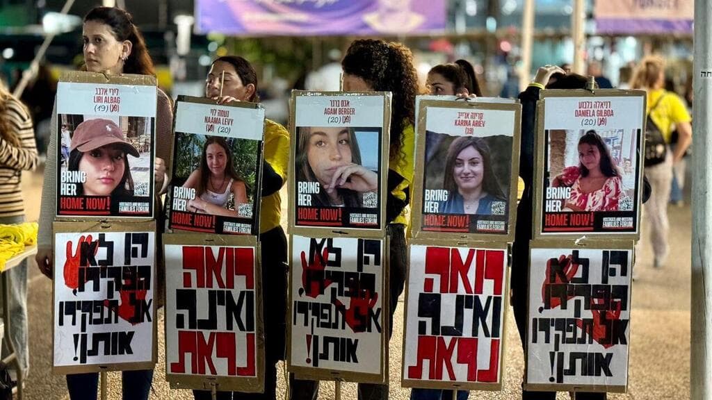 מחאת התצפיתניות בכיכר החטופים, תל אביב (צילום: מחאת התצפיתניות) מחאת התצפיתניות בכיכר החטופים, תל אביב