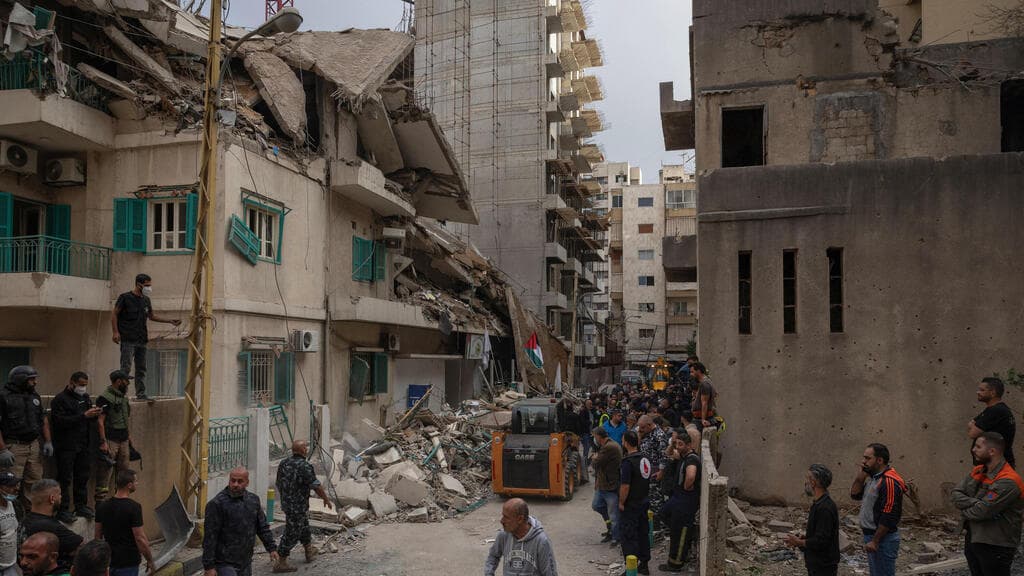 הרס בעקבות תקיפת צה"ל בביירות (צילום: REUTERS/Adnan Abidi) מוחמד עפיף דובר ביירות לבנון הריסות בניין בו חוסל מוחמד עפיף