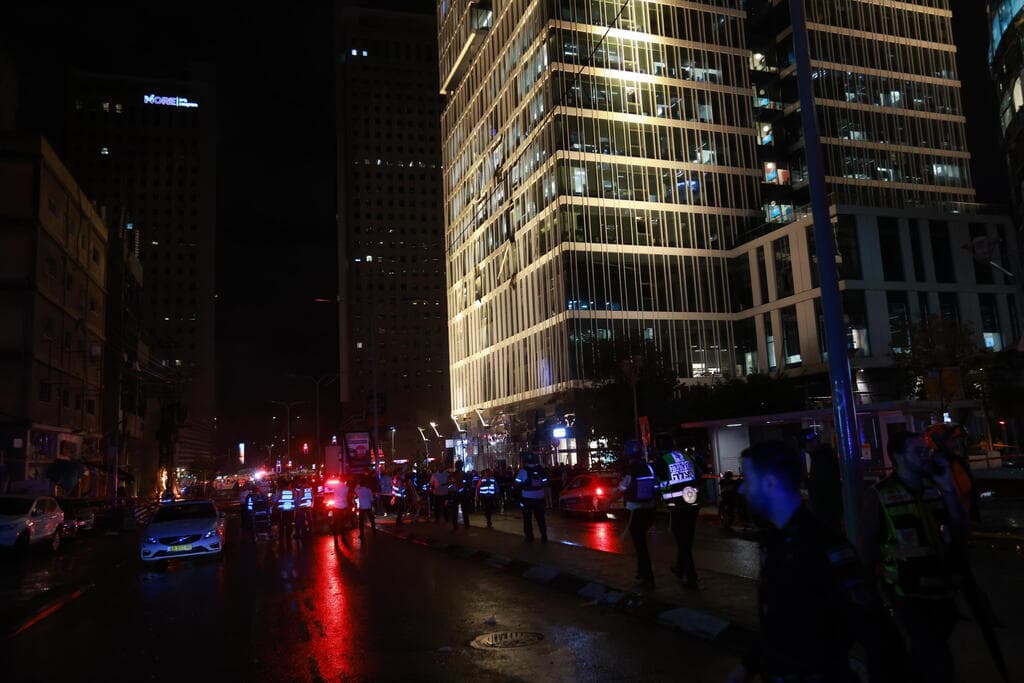 צילום: טל שחר הרס ברמת גן בעקבות פגיעה ישירה של טיל חיזבאללה