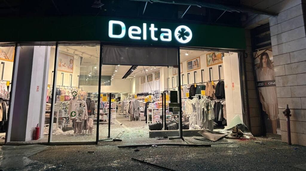 שריפה ברמת גן בעקבות פגיעה ישירה של טיל חיזבאללה