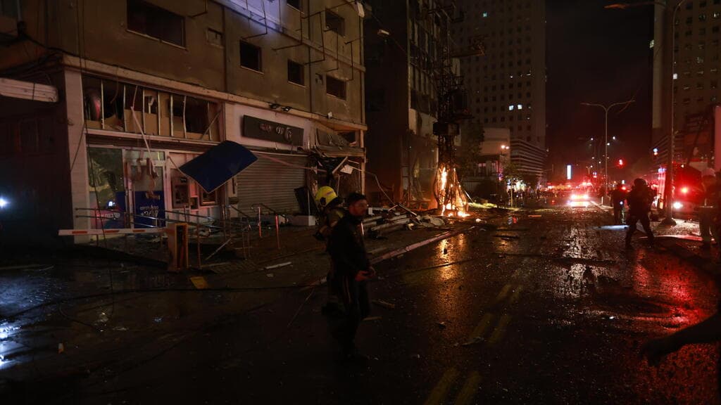 צילום: טל שחר הרס ברמת גן בעקבות פגיעה ישירה של טיל חיזבאללה