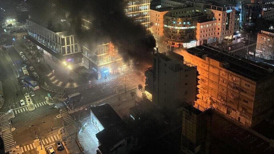 שריפה ברמת גן בעקבות פגיעה ישירה של טיל חיזבאללה