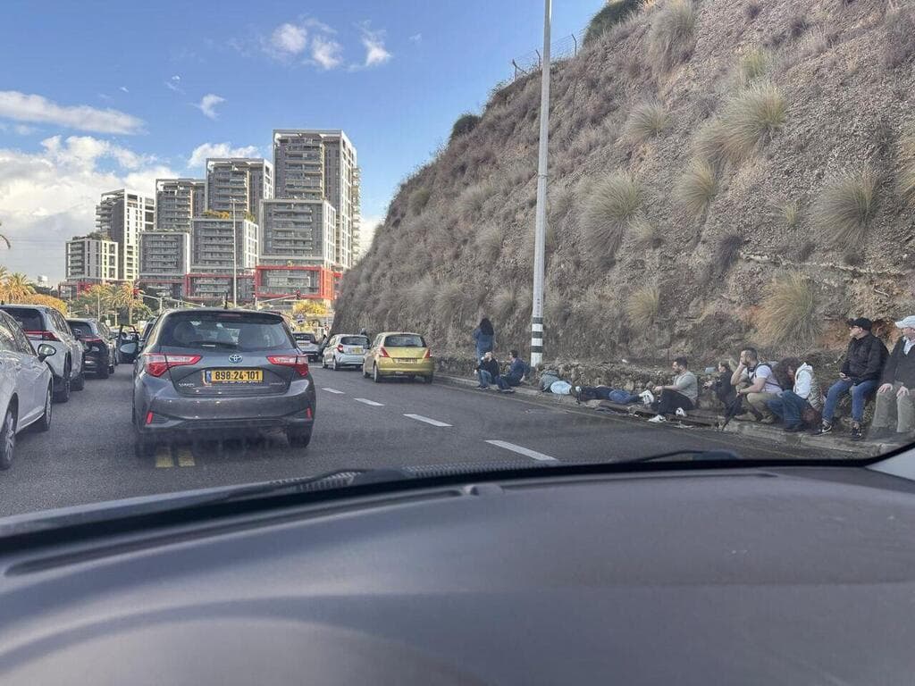 נשכבים על הריצפה באמצע הכביש באזור הרצליה בעקבות מטחים לשרון