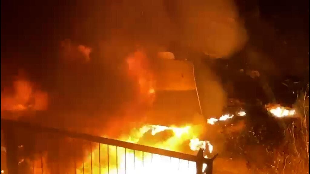 מתנחלים שורפים כלי רכב בעיירה אל-מזרעה מצפון לרמאללה