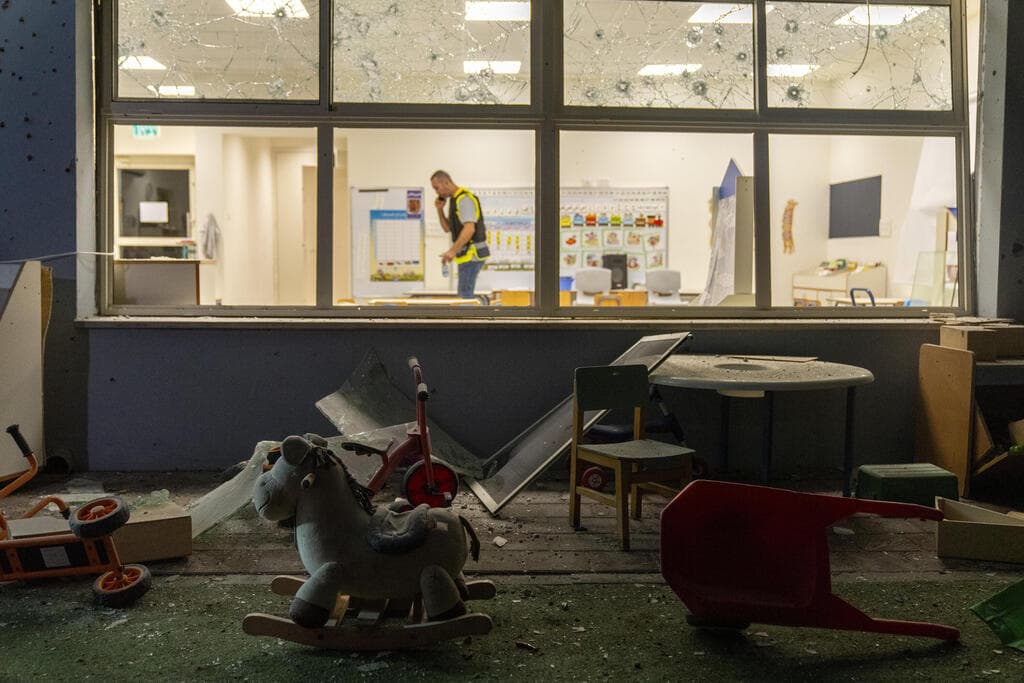 פגיעת הרקטה בעכו, אתמול (צילום: AP Photo/Francisco Seco) נפילה בבית הספר בעכו