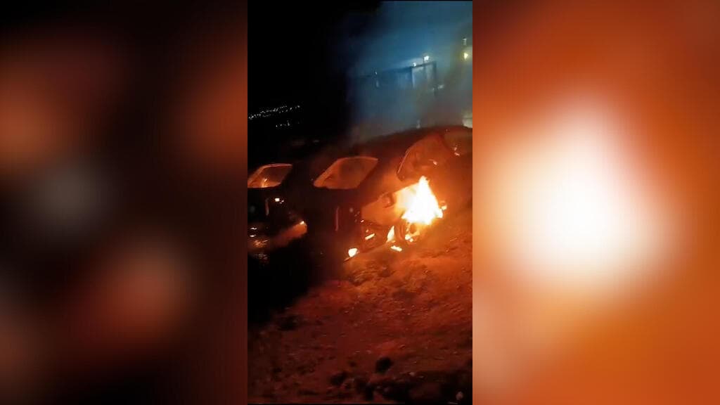 מתנחלים שורפים כלי רכב בעיירה אל-מזרעה מצפון לרמאללה