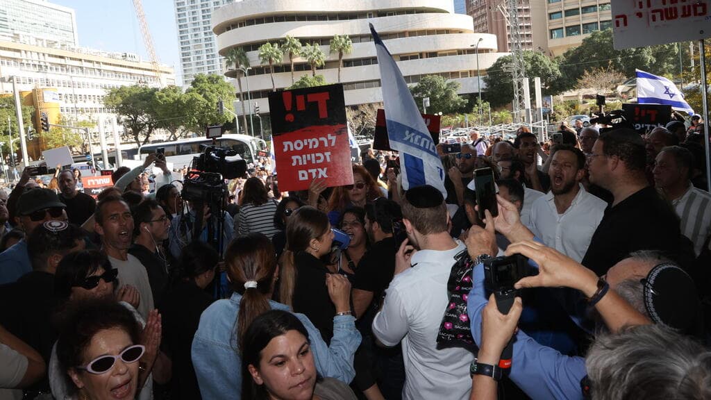 המחאה מחוץ לבית המשפט (צילום: יריב כץ) הפגנה של תומכי פלדשטיין מחוץ למחוזי ת"א