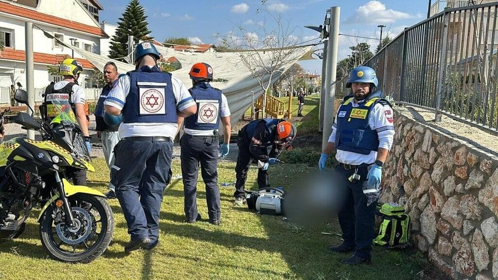 זירת הנפילה בנהריה (צילום: דוברות מד"א) הרוג בנהריה בעקבות פגיעה מרסיסי רקטות