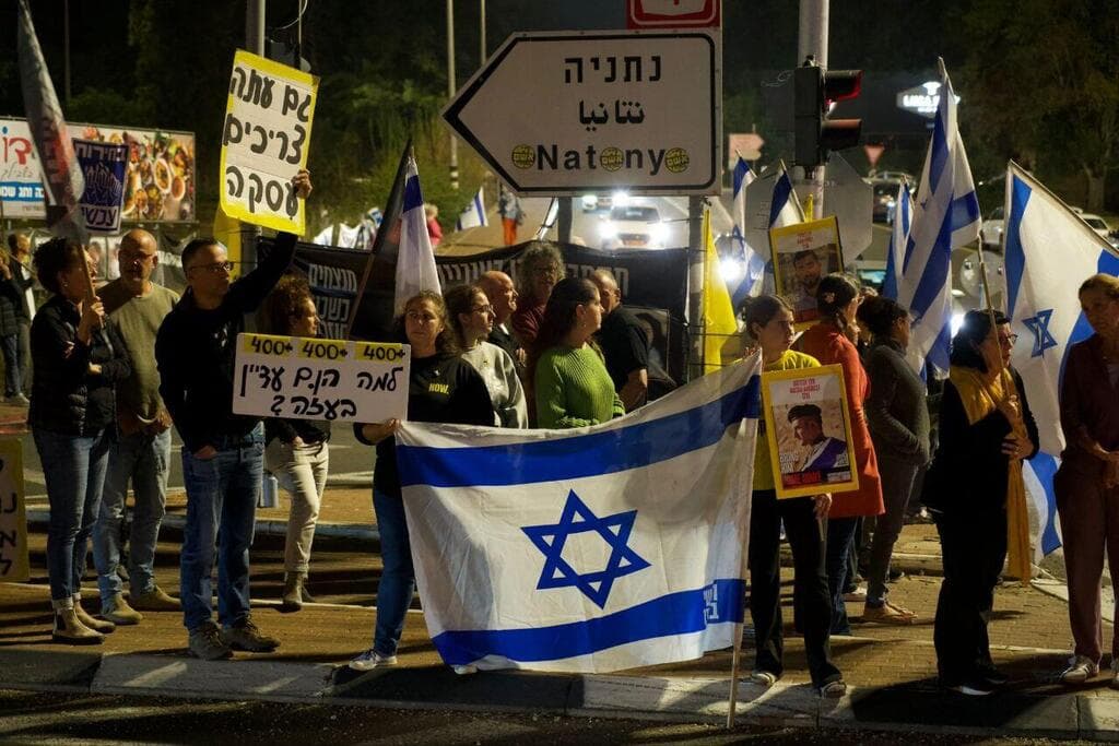מפגינים בצומת העוגן עמק חפר על כביש 4 (צילום: טל גוטרמן) מפגינים בצומת העוגן עמק חפר על כביש 4