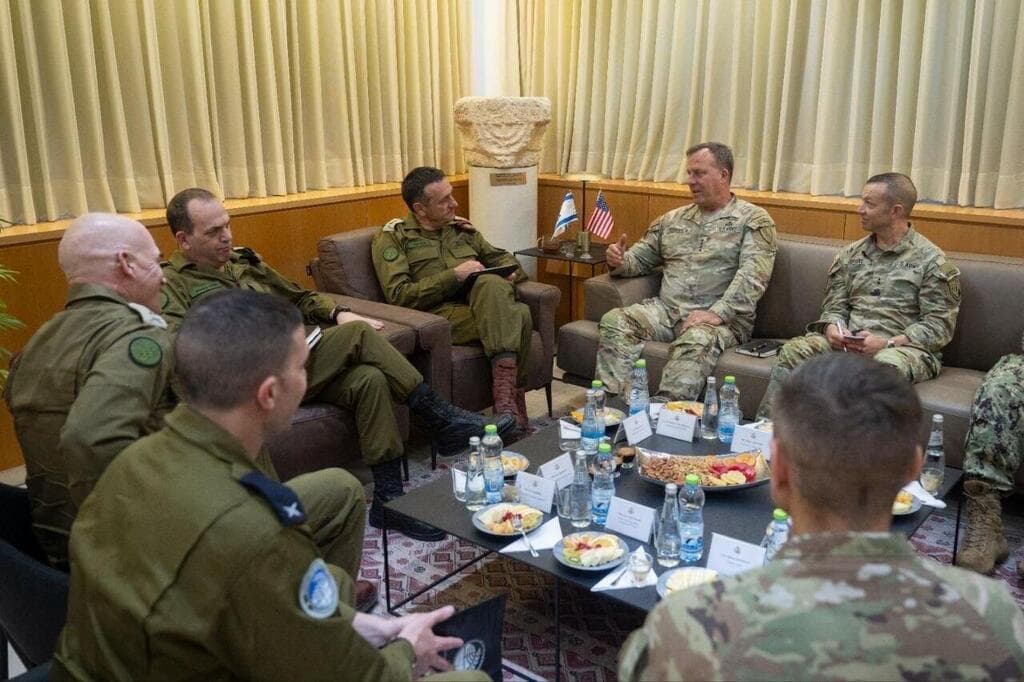 מפקד פיקוד המרכז בצבא ארה"ב, גנרל מייקל אריק קורילה והרמטכ"ל רב-אלוף הרצי הלוי
