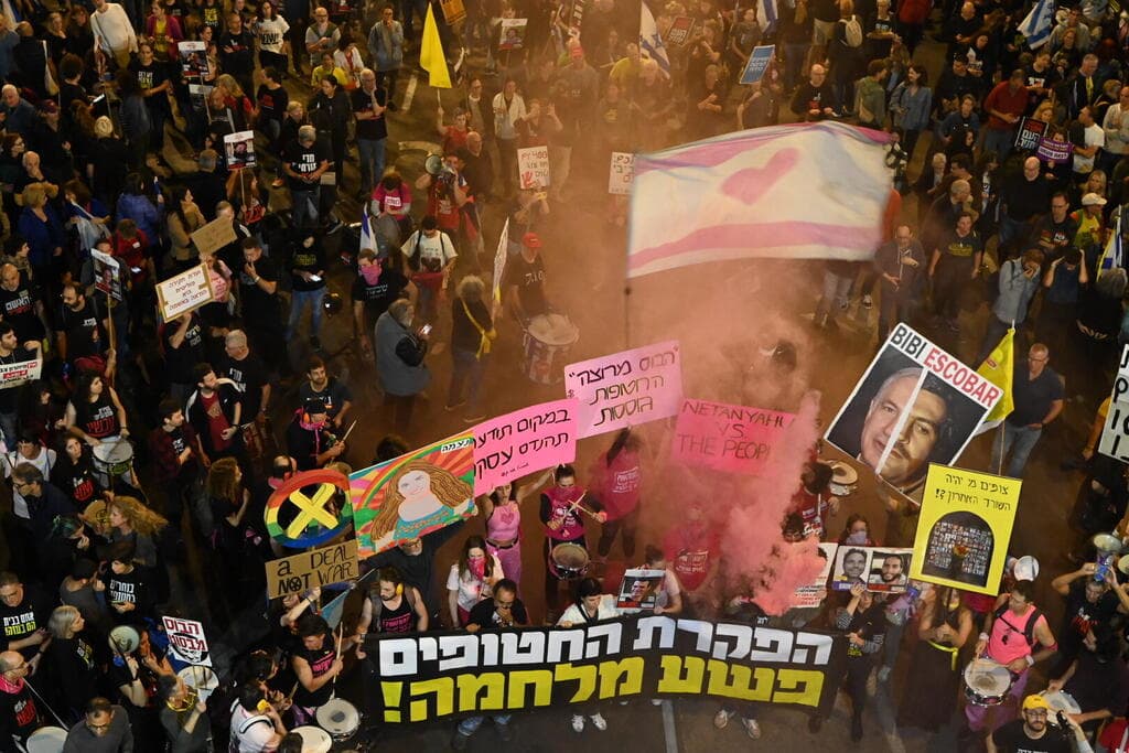 ההפגנה בתל אביב (צילום: יובל חן ) הפגנה בשער בגין בתל אביב בקריאה להשבת בחטופים