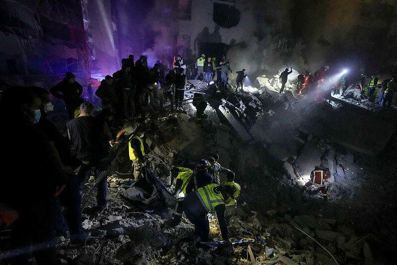 תיעוד מזירת התקיפה בביירות (צילום: AP) הרס במרכז ביירות בעקבות תקיפת רב קומות