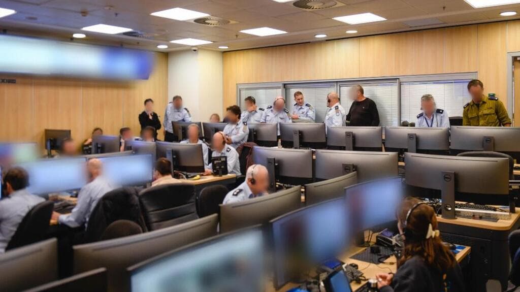 בור חיל האוויר בזמן התקיפות (צילום: דובר צה"ל) כוחות חיל האוויר טייסת 133 ביציאה לתקיפה בלבנון וניהול הלחימה של מפקד חיל האוויר, אלוף תומר בר מהבור