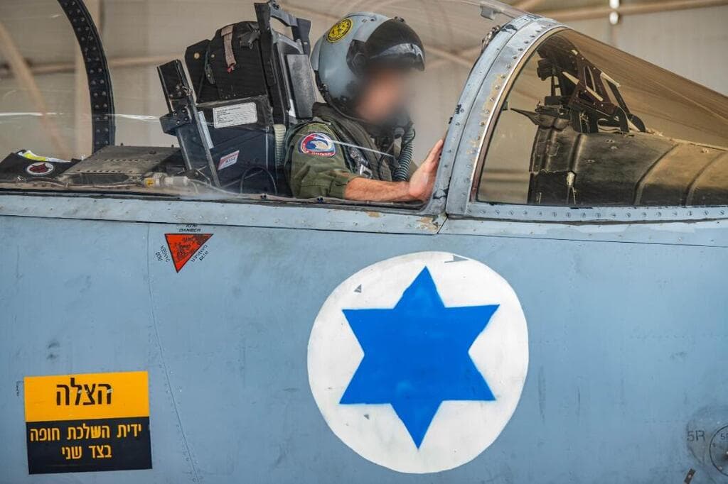 צילום: דובר צה"ל כוחות חיל האוויר טייסת 133 ביציאה לתקיפה בלבנון וניהול הלחימה של מפקד חיל האוויר, אלוף תומר בר מהבור